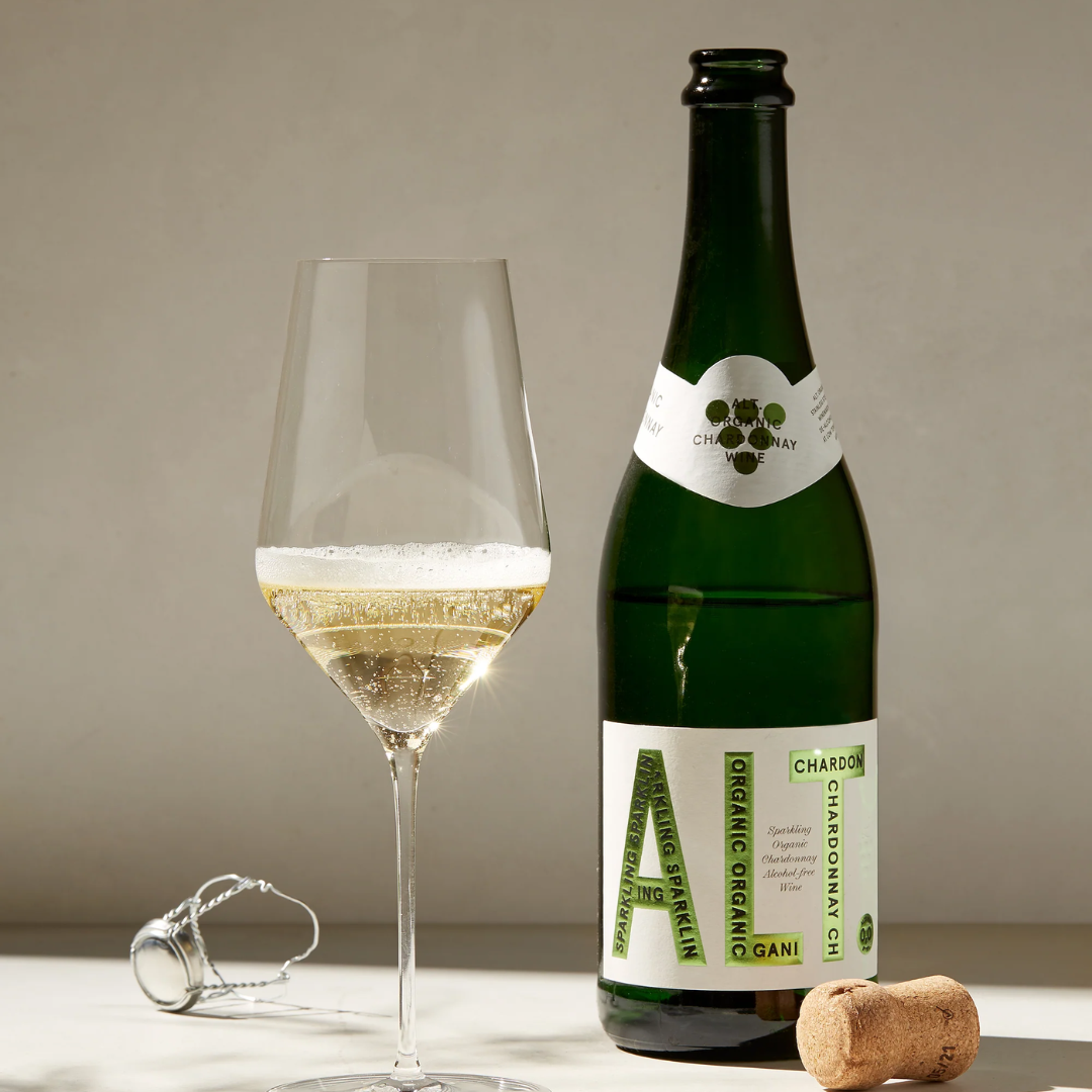 Alt_Sparkling_White_WIne_with_a_glass