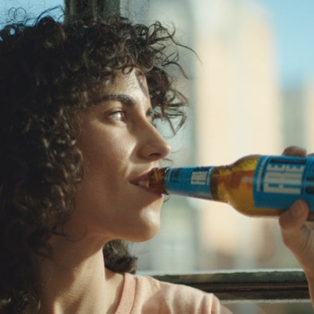 FreeDamm_Lager_-_Women_drinking_bottle